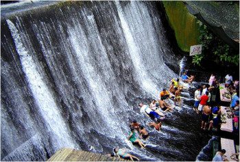 Stunning-Waterfall-Restaurant-in-the-Philippines-2
