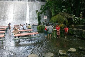 Stunning-Waterfall-Restaurant-in-the-Philippines-5 (1)