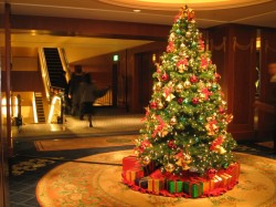 christmas-tree-decoreated-in-hotel