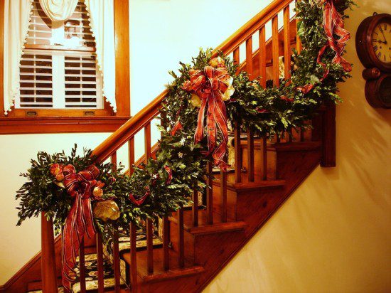 Beauty-Blue-Inexpensive-Christmas-tree-Decorating-Ideas