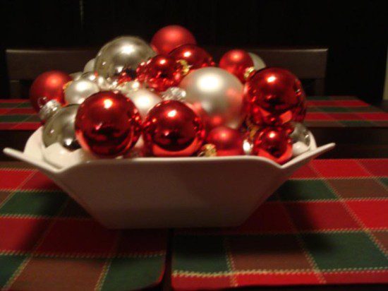 Interesting-Christmas-Table-Centerpieces-with-Red-and-White-Pearls
