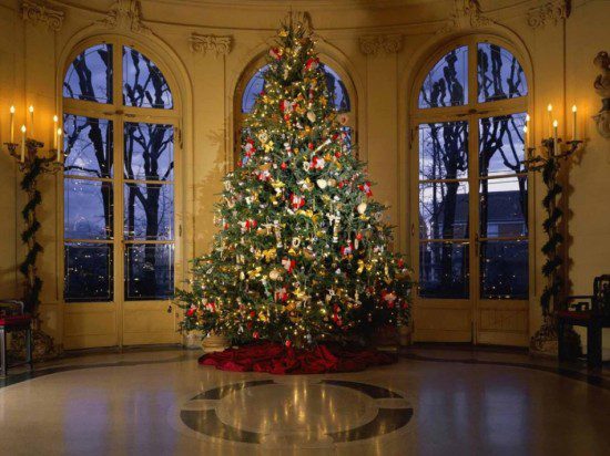 Most-beautifull-Christmas-tree-decorations_Luxury-Living-room-e1383050317540
