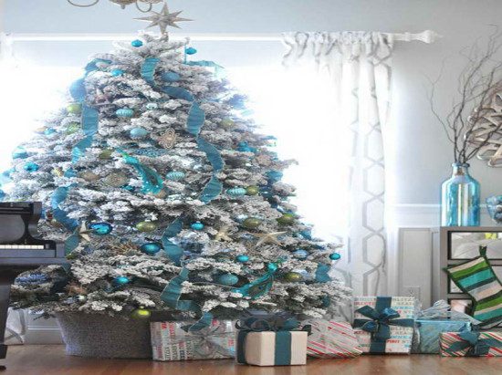 Unusual-Christmas-Tree-Decorations-with-blue-color