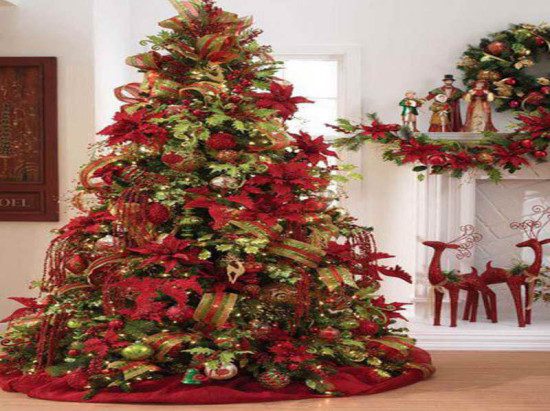 Unusual-Christmas-Tree-Decorations-with-red-color