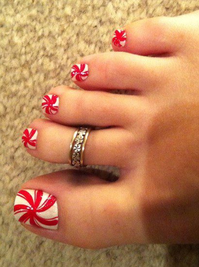 christmas-cute-nail-art-peppermint-toe-nails-Favim.com-273708